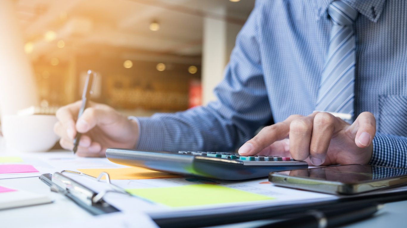 Asesor fiscal calculando la declaración de impuestos de un autónomo