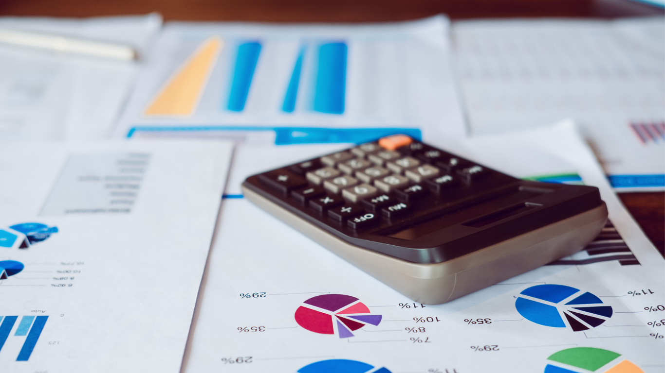 Asesoría fiscal calculando IVA e IRPF con gráficos financieros