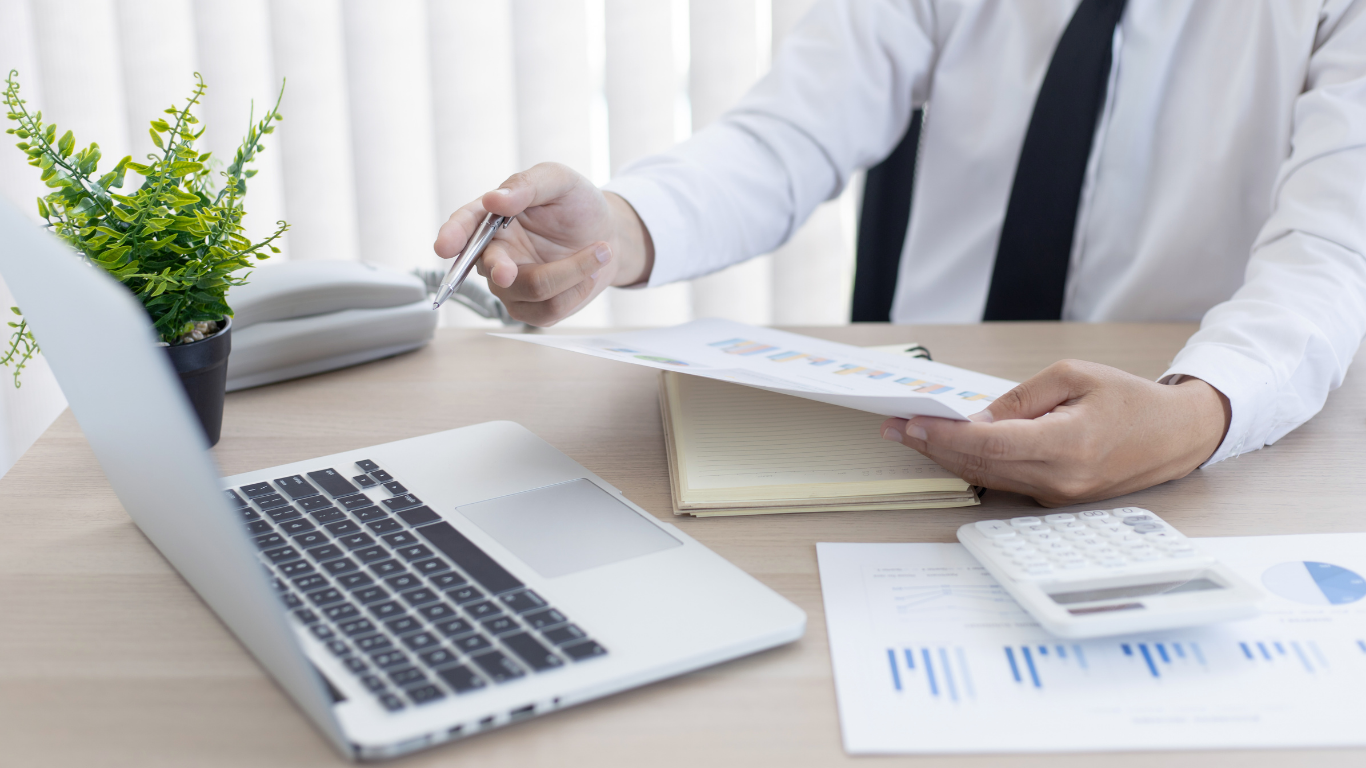 Constitución de empresa y firma de contrato con gestoría